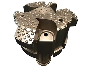 Sistema de perforación con revestimiento concéntrico con alas de pie